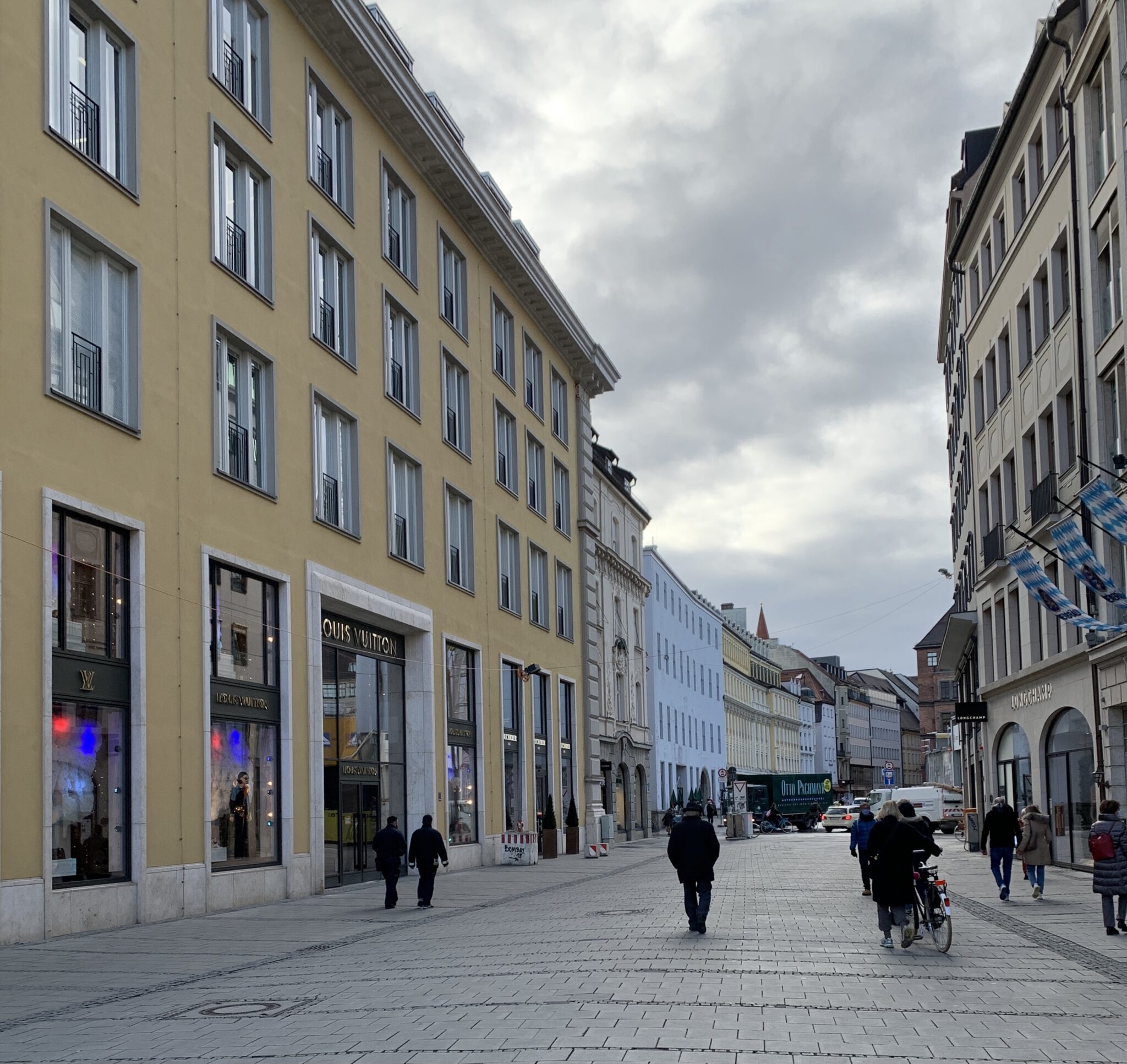 Shopping auf der Maximilianstrasse Münchens Luxusmeile und