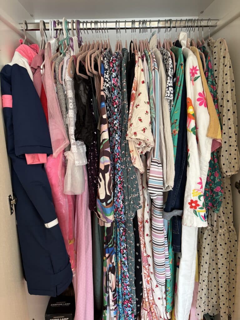 Offener Kleiderschrank ohne klar erkennbares Outfit