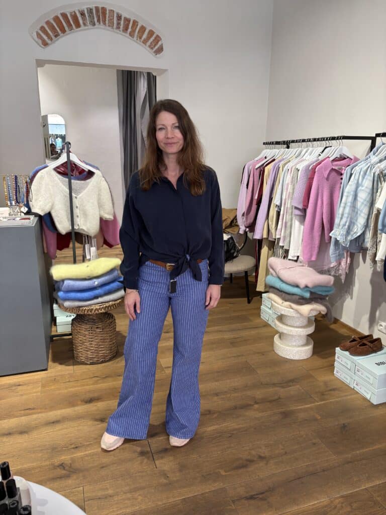 Wochenend-Outfit Damen mit Bluse und weiter Hose in entspanntem, stilvollem Look