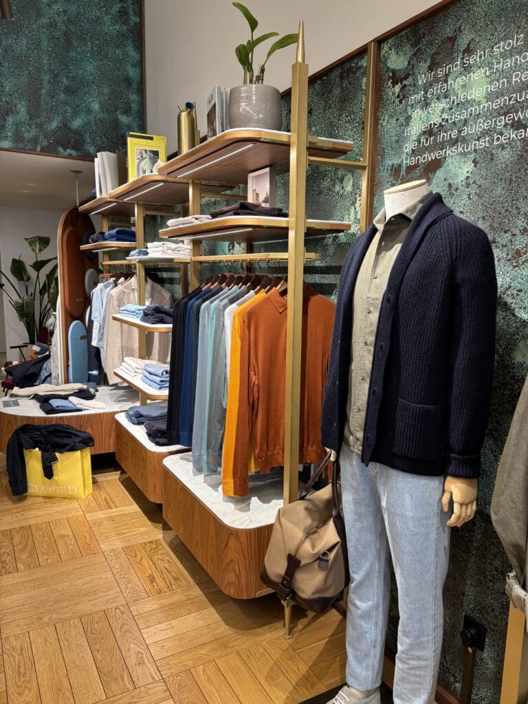 Luca Faloni Store mit Leinenmode und sommerlichen Herrenlooks