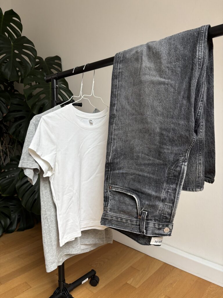 Hochwertige Basics in neutralen Farben: weißes T-Shirt und graue Jeans minimalistisch kombiniert